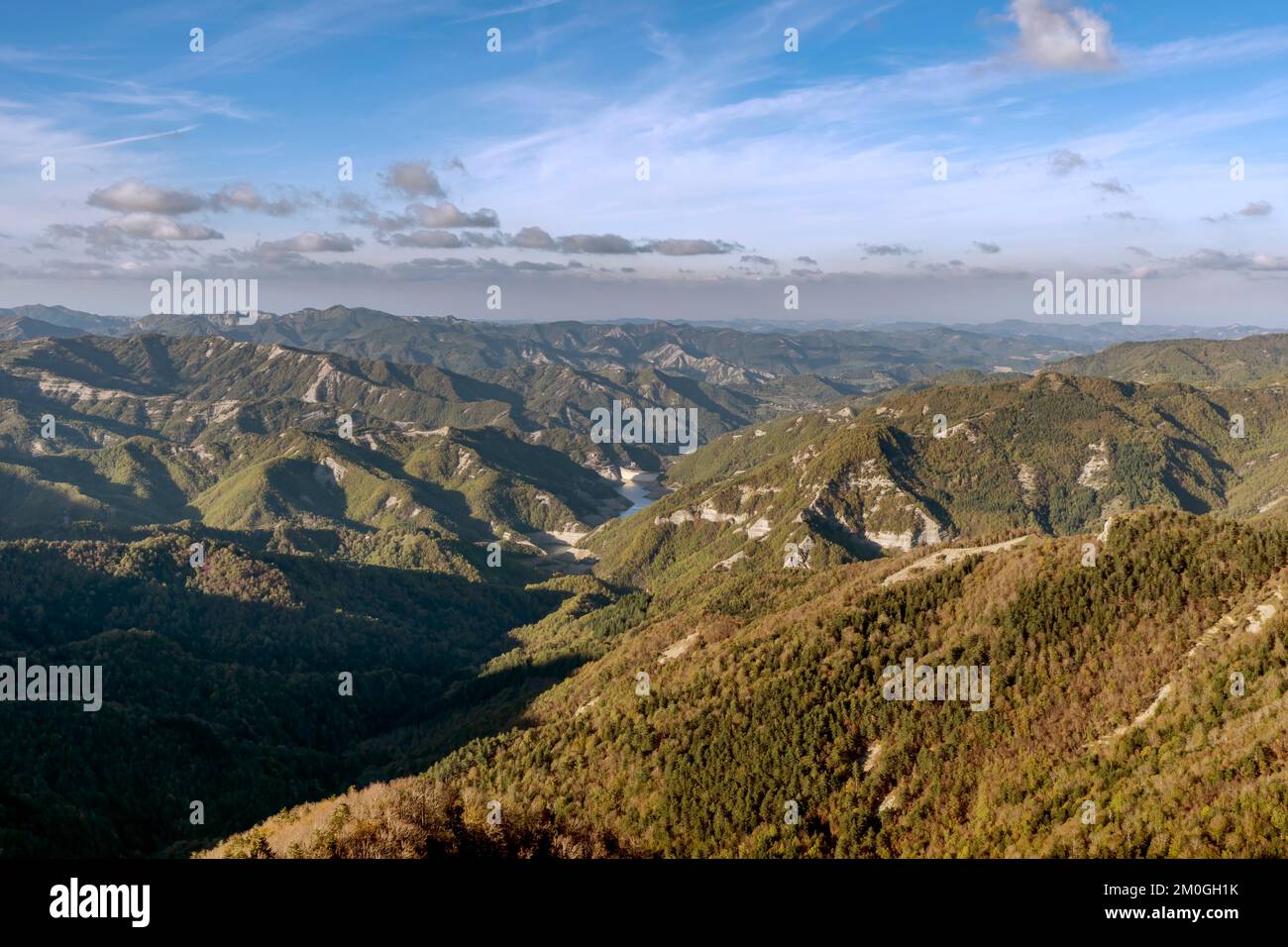 Vista panoramica dalla cima del Monte penna, sulle montagne circostanti, tra Toscana ed Emilia Romagna, Italia, con lago Ridracoli e diga Foto Stock