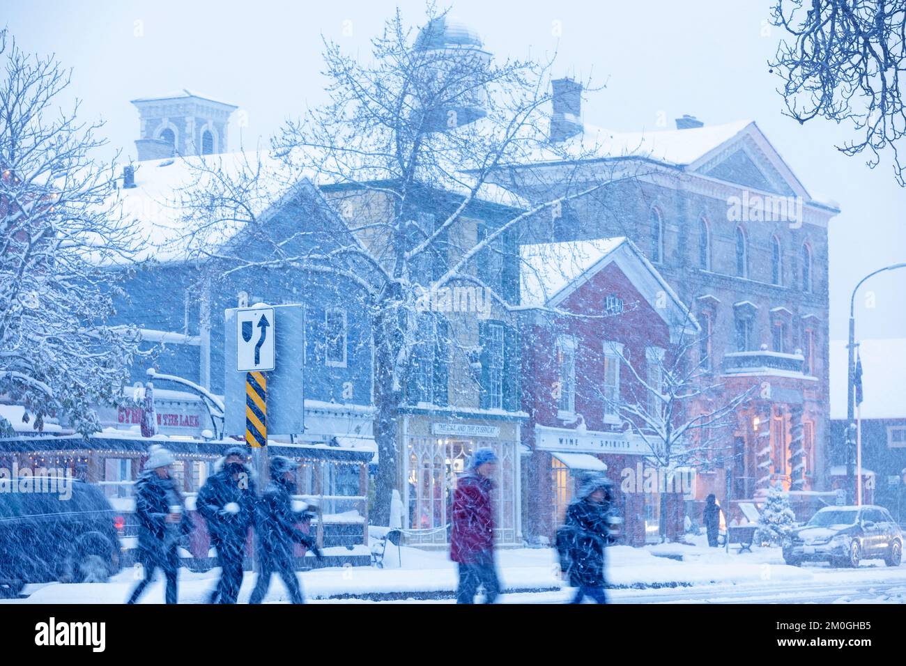 Canada, Ontario, Niagara-on-the-Lake, scena invernale su Queen Street, con negozi di reatil e la Court House Foto Stock