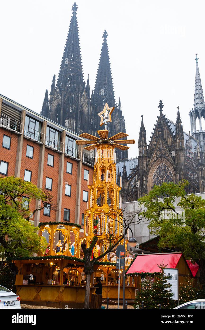 Koln Cologne mercatino di Natale con la cattedrale Dom dietro. Germania occidentale. Foto Stock