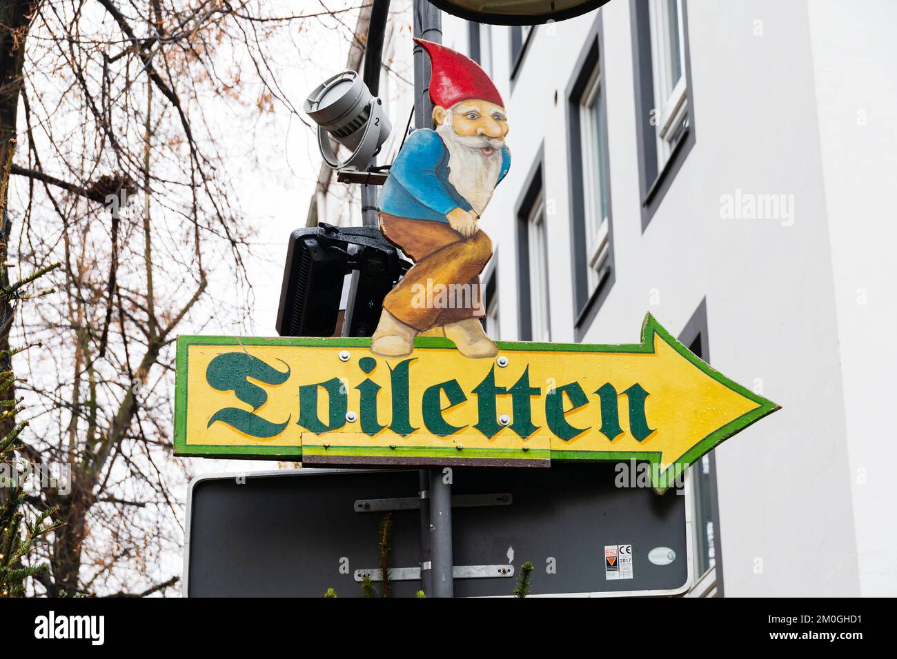 Cartello Toiletten con gnome, Koln Cologne mercatino di Natale, Weinachtsmarkte, Heinzels wintermarchen, Germania Ovest, 2022 Foto Stock