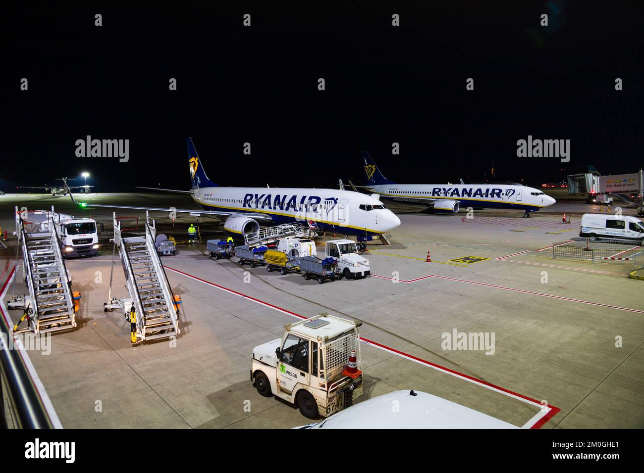 Ryanair Boeing 737-800, 9H-QEL, sul grembiule, di notte in preparazione per il volo di mattina presto all'aeroporto di Colonia Bonn, Colonia, Germania occidentale. Foto Stock