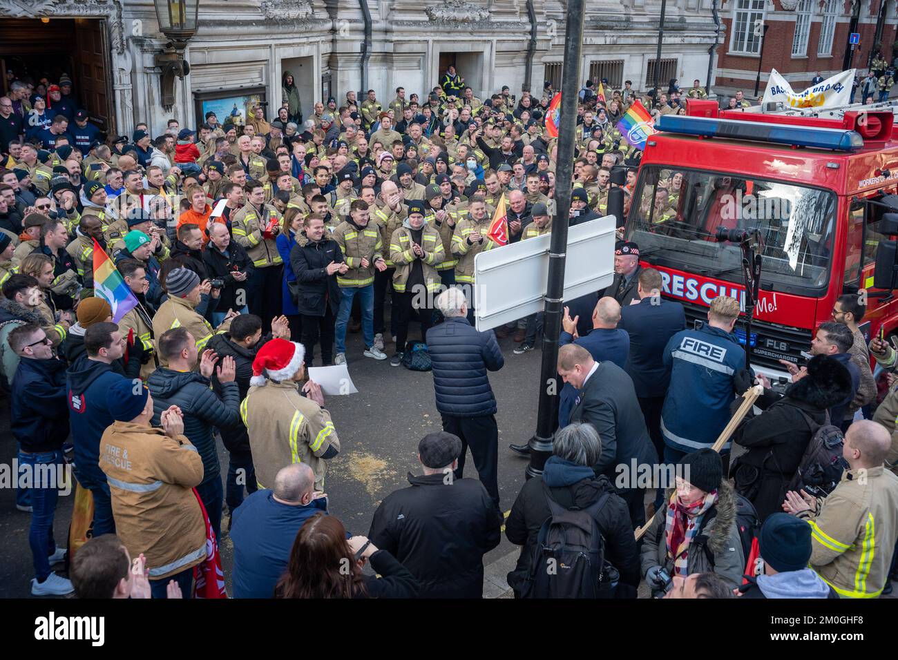 Londra/Regno Unito 06 dicembre 2022. La FBU (Unione dei Vigili del fuoco) ha aperto il proprio turno di votazioni per lo sciopero ai 32.000 membri dei vigili del fuoco e del personale di controllo. Con una dimostrazione di solidarietà, centinaia di vigili del fuoco hanno poi marciato dalla loro riunione al Parlamento, chiedendo un equo aumento delle retribuzioni. Aubrey Fagon/Live Alamy News Foto Stock