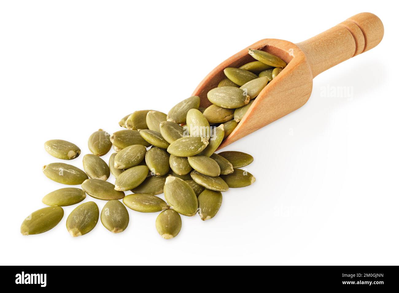 Ingredienti alimentari: Cumulo di semi di zucca secchi pelati in una paletta di legno, isolato su sfondo bianco Foto Stock