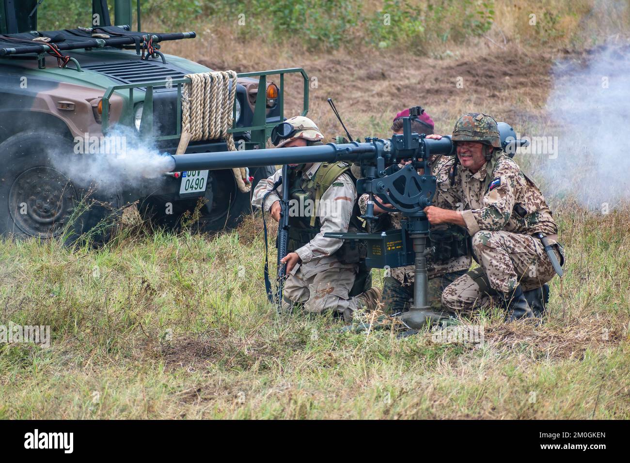 Giornata militare Hodonin - Panov. Attrezzature militari storiche e contemporanee - cannone senza recupero Foto Stock