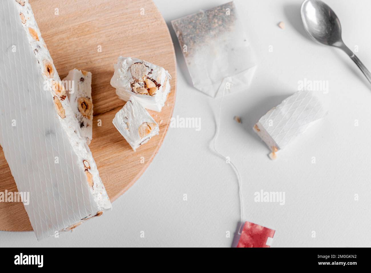 Delizioso torrone o torrone festivo italiano con noci su sfondo chiaro. Foto Stock