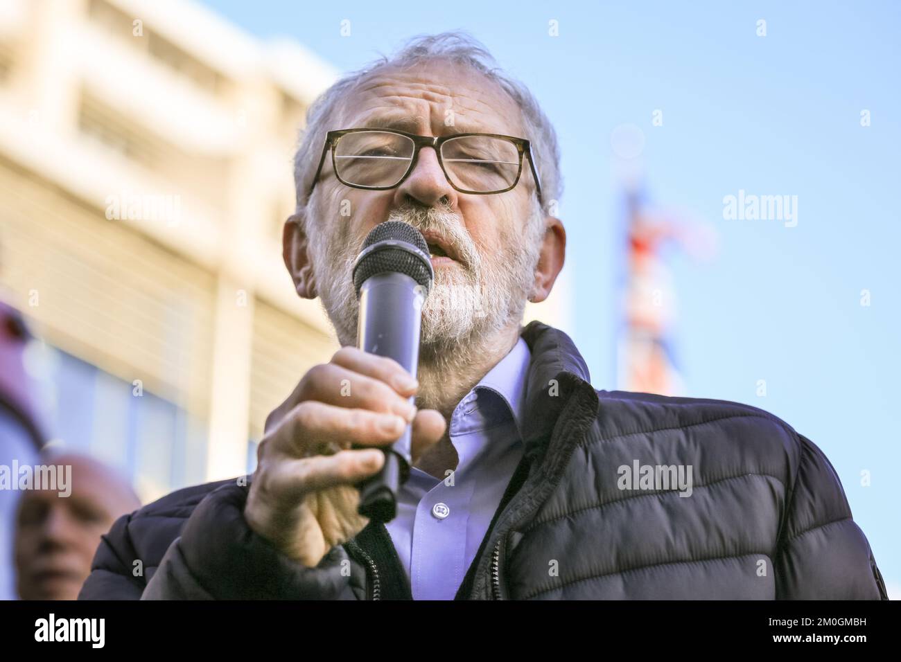 Londra, Regno Unito. 06th Dec, 2022. Jeremy Corbyn parla al rally. Vigili del fuoco, personale di controllo e membri del Fire Brigades Union (FBU) rally a Westminster e lobby parlamentari oggi per segnare l'inizio di un voto per gli scioperi. I membri della FBU hanno rifiutato l'offerta salariale attuale e stanno votando su se scioperi Will Passi pure. Credit: Imageplotter/Alamy Live News Foto Stock