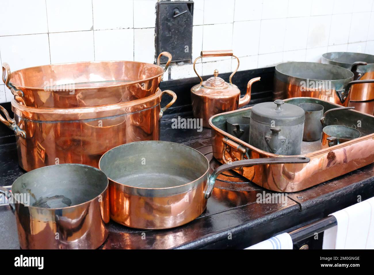 Pentole di rame in una vecchia cucina in Sardegna Foto stock - Alamy