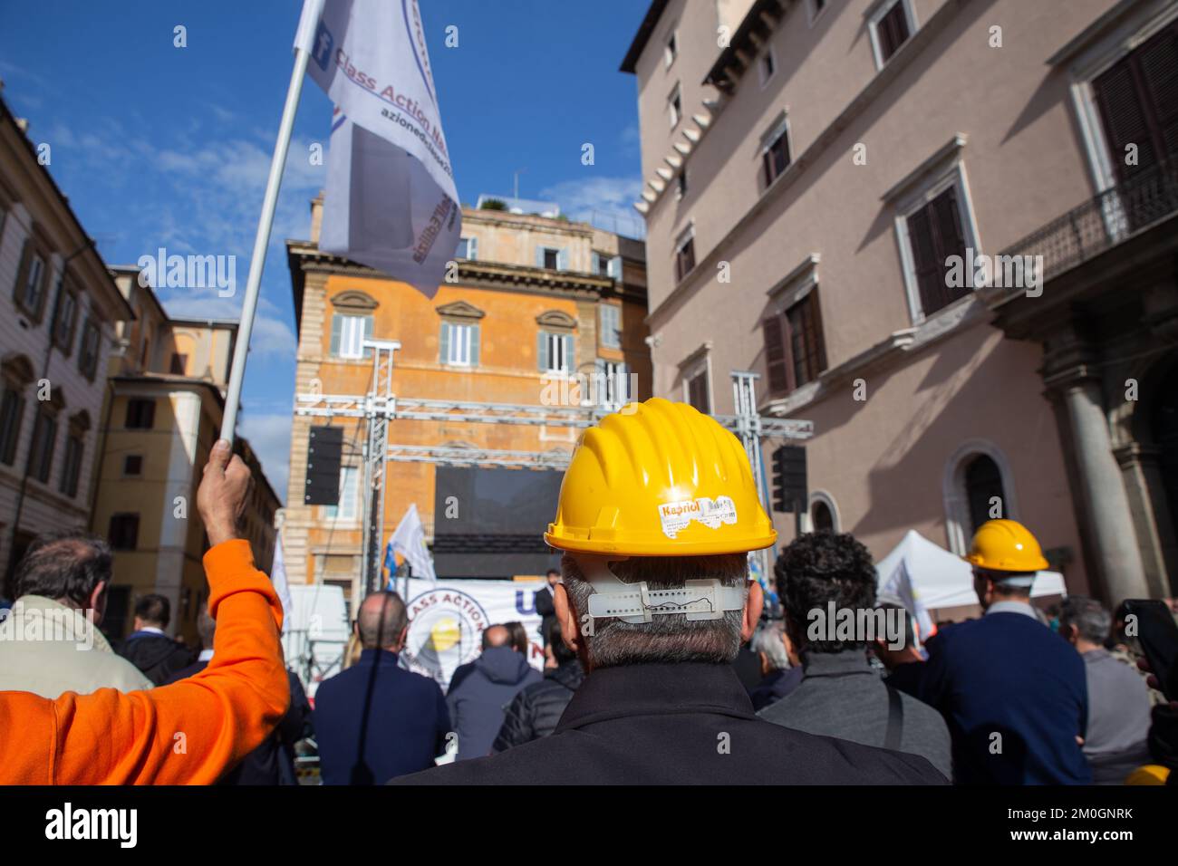Roma, Italia. 6th Dec, 2022. Protesta del settore edile in Piazza Santi Apostoli a Roma (Credit Image: © Matteo Nardone/Pacific Press via ZUMA Press Wire) Foto Stock