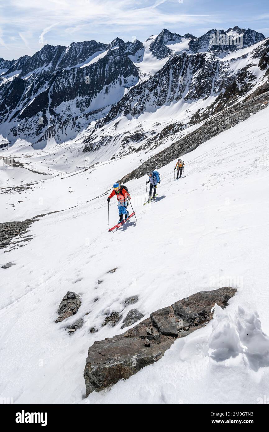 Sci tourers arrampicata Lisenser ferner, Berggastal, vista sulle montagne e sul ghiacciaio con la cima Östliche Seespitze e Innere Sommerwand, Alpi Stubai, Tyr Foto Stock