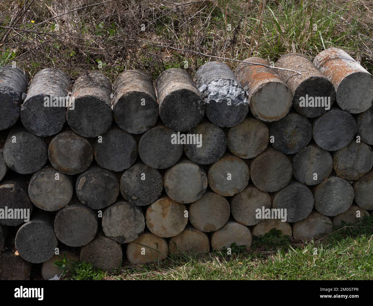 Johnson City, Tennessee, Stati Uniti 2022-04-20 Parete di ritegno in tubi di cemento. Foto Stock