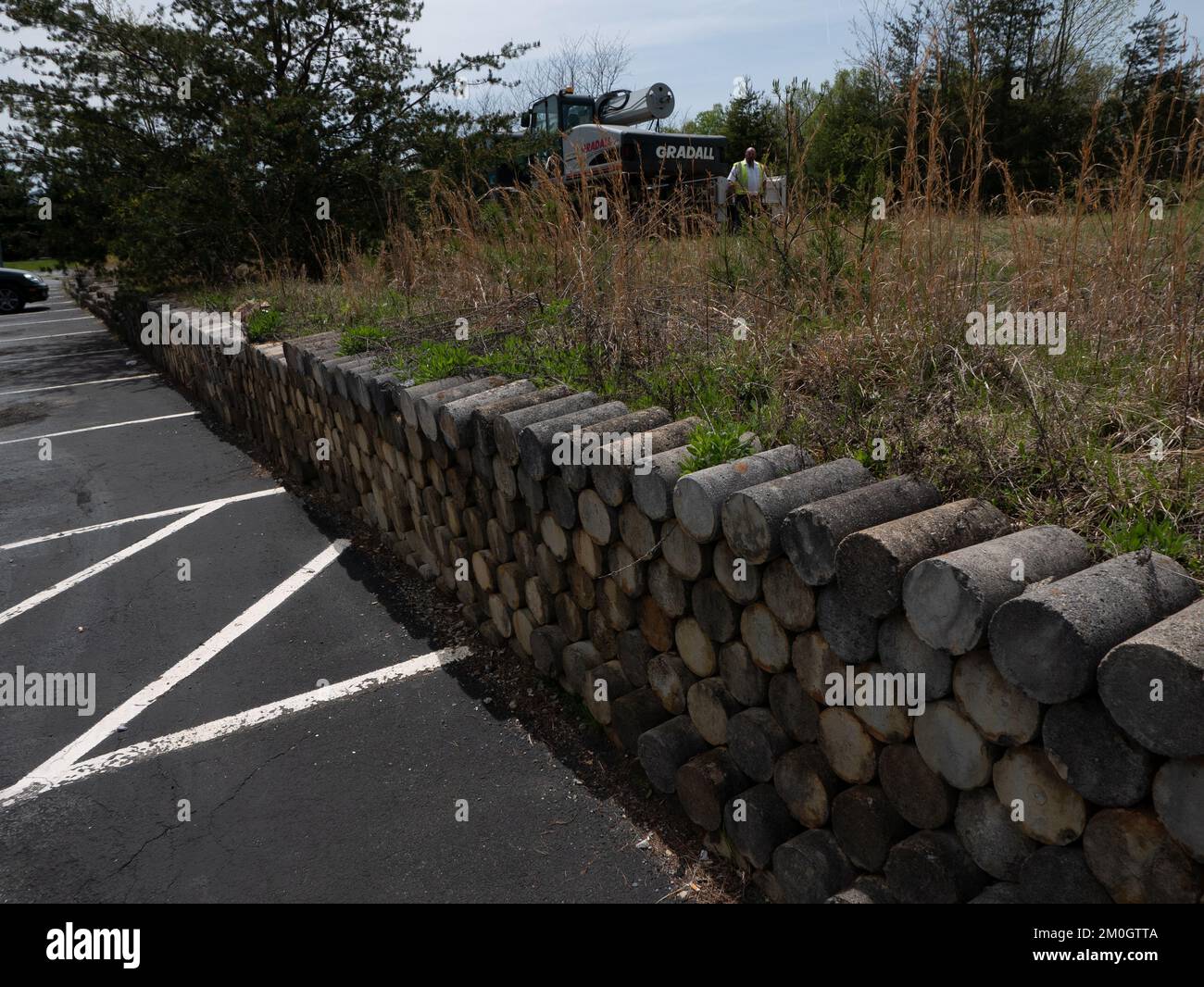 Johnson City, Tennessee, Stati Uniti 2022-04-20 Parete di ritegno in tubi di cemento. Foto Stock