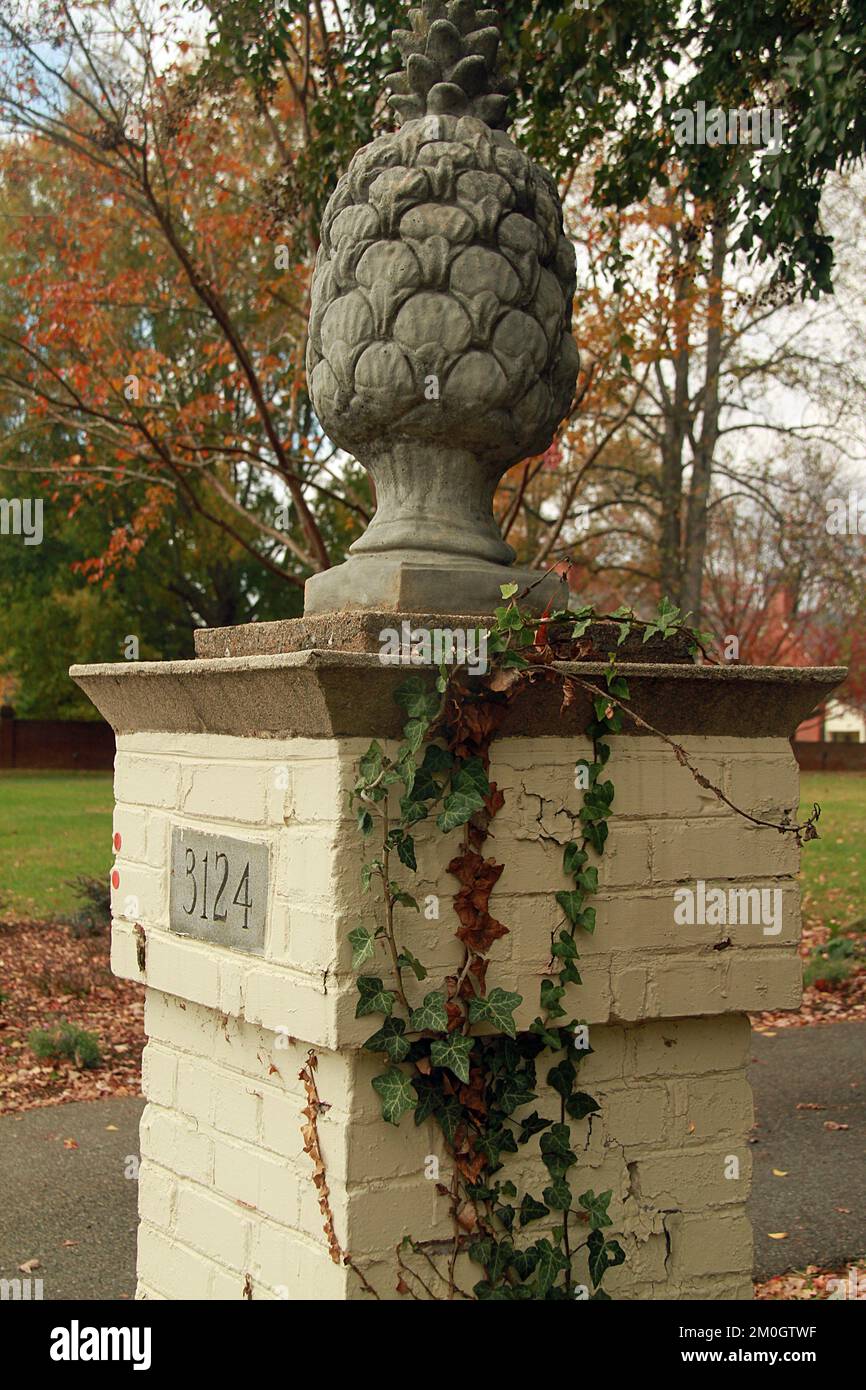 Elementi decorativi all'esterno di una casa nel centro storico di Lynchburg, VA, USA. Posto sul vialetto con ananas scolpito. Foto Stock