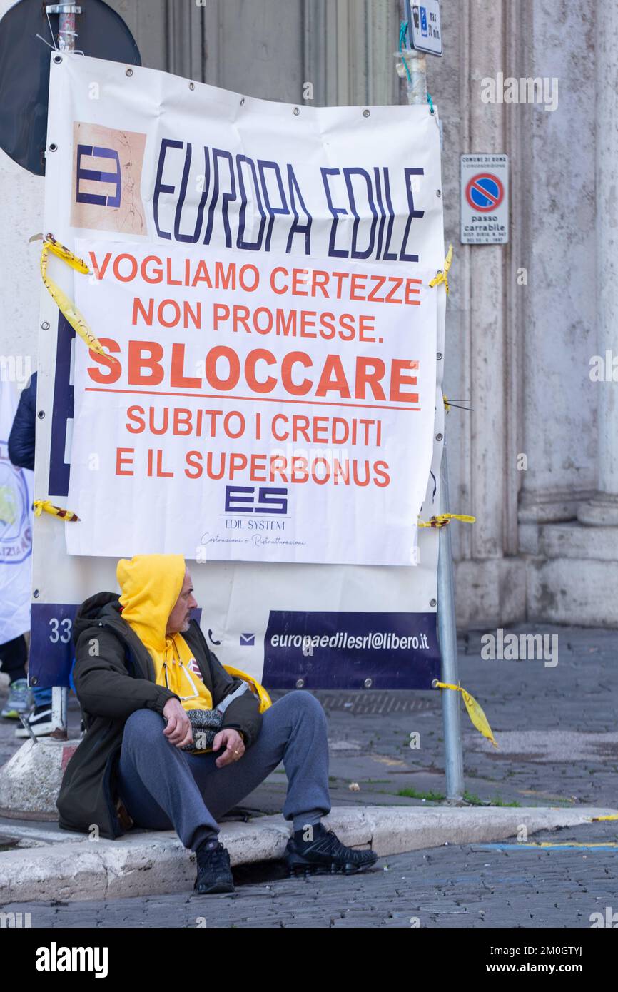 Roma, Italia. 6th Dec, 2022. Protesta del settore edile in Piazza Santi Apostoli a Roma (Credit Image: © Matteo Nardone/Pacific Press via ZUMA Press Wire) Foto Stock