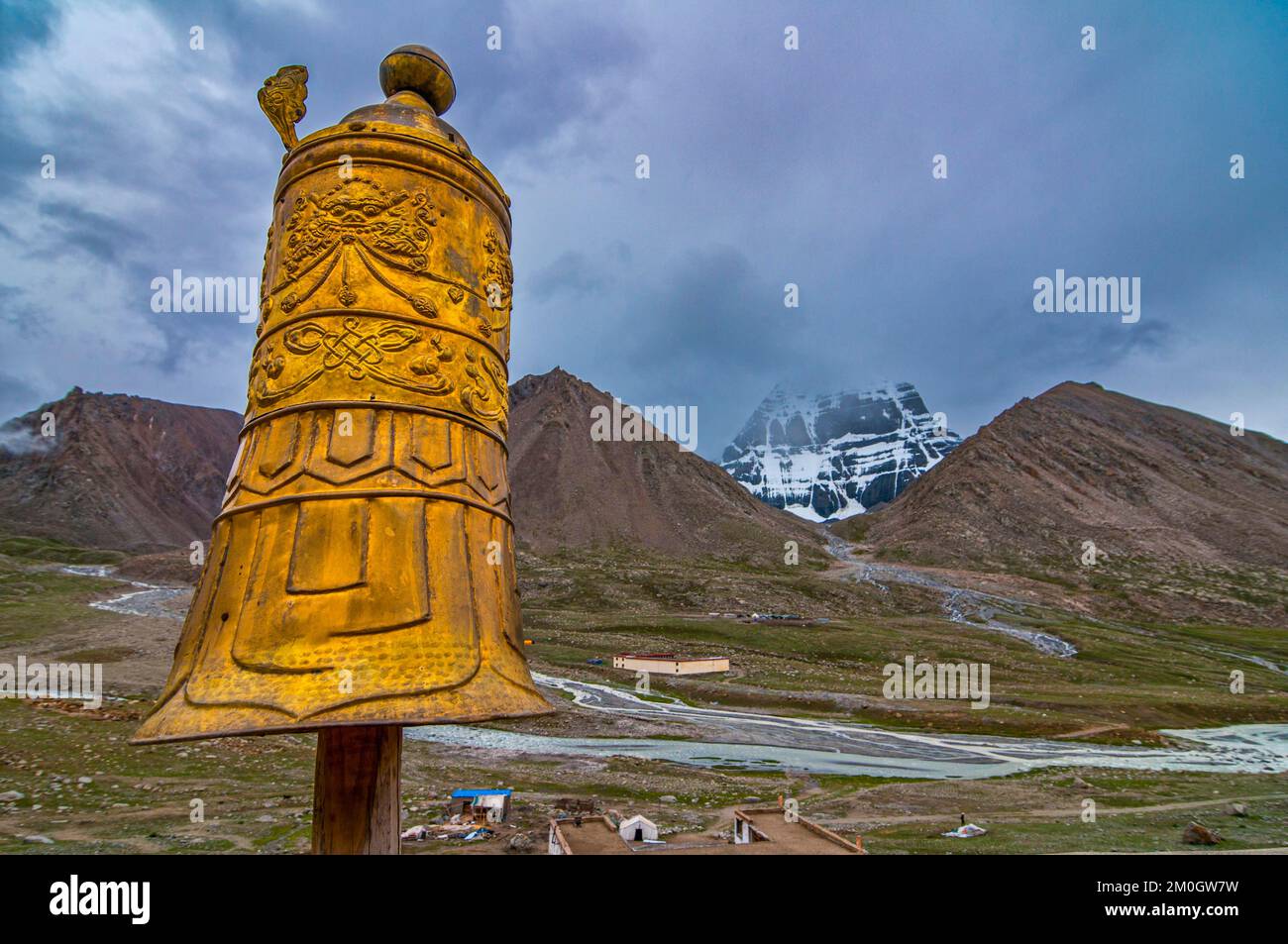 Simboli religiosi in un monastero lungo il Kailash Kora, Tibet occidentale, Asia Foto Stock