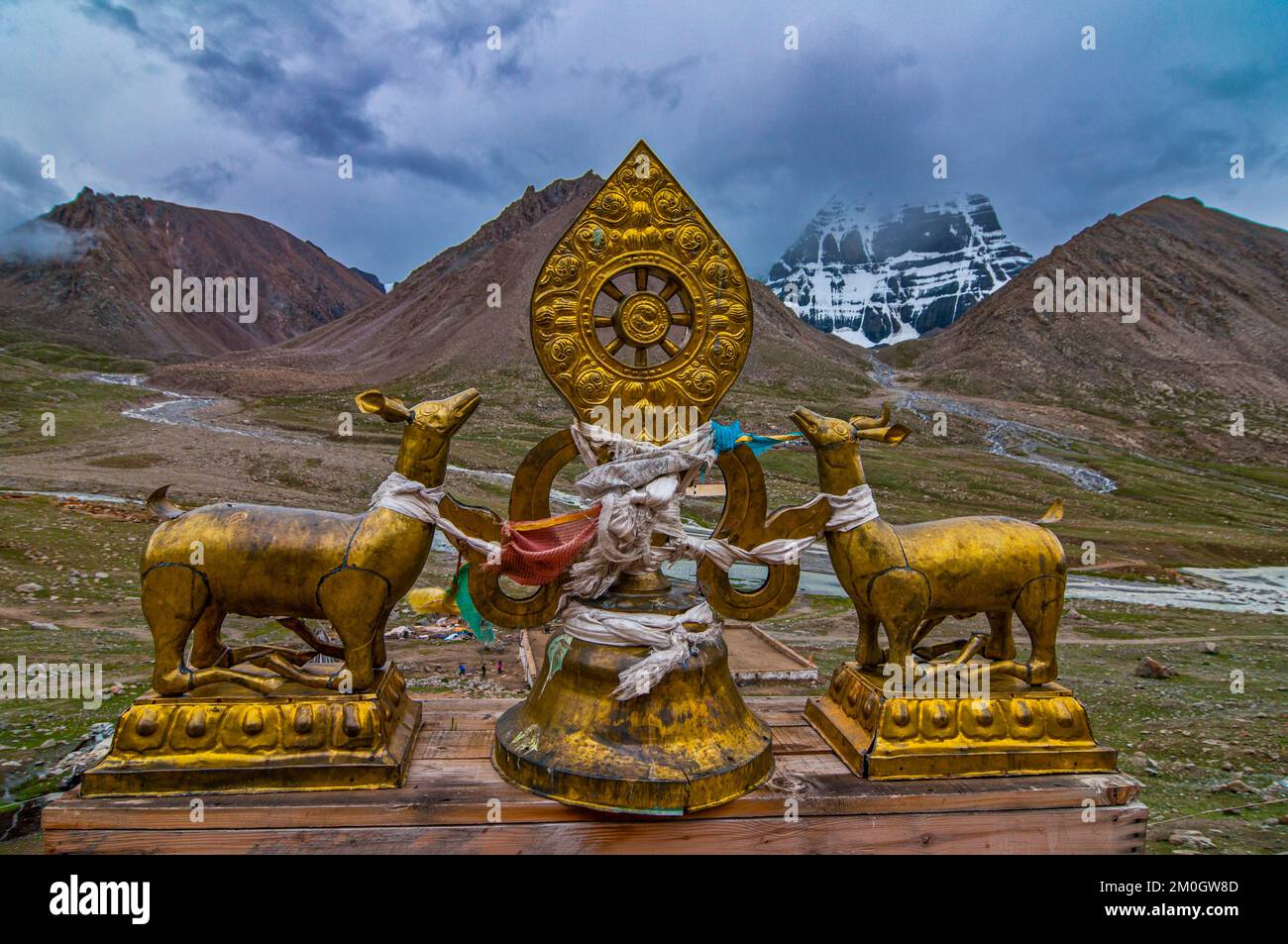 Simboli religiosi in un monastero lungo il Kailash Kora, Tibet occidentale, Asia Foto Stock