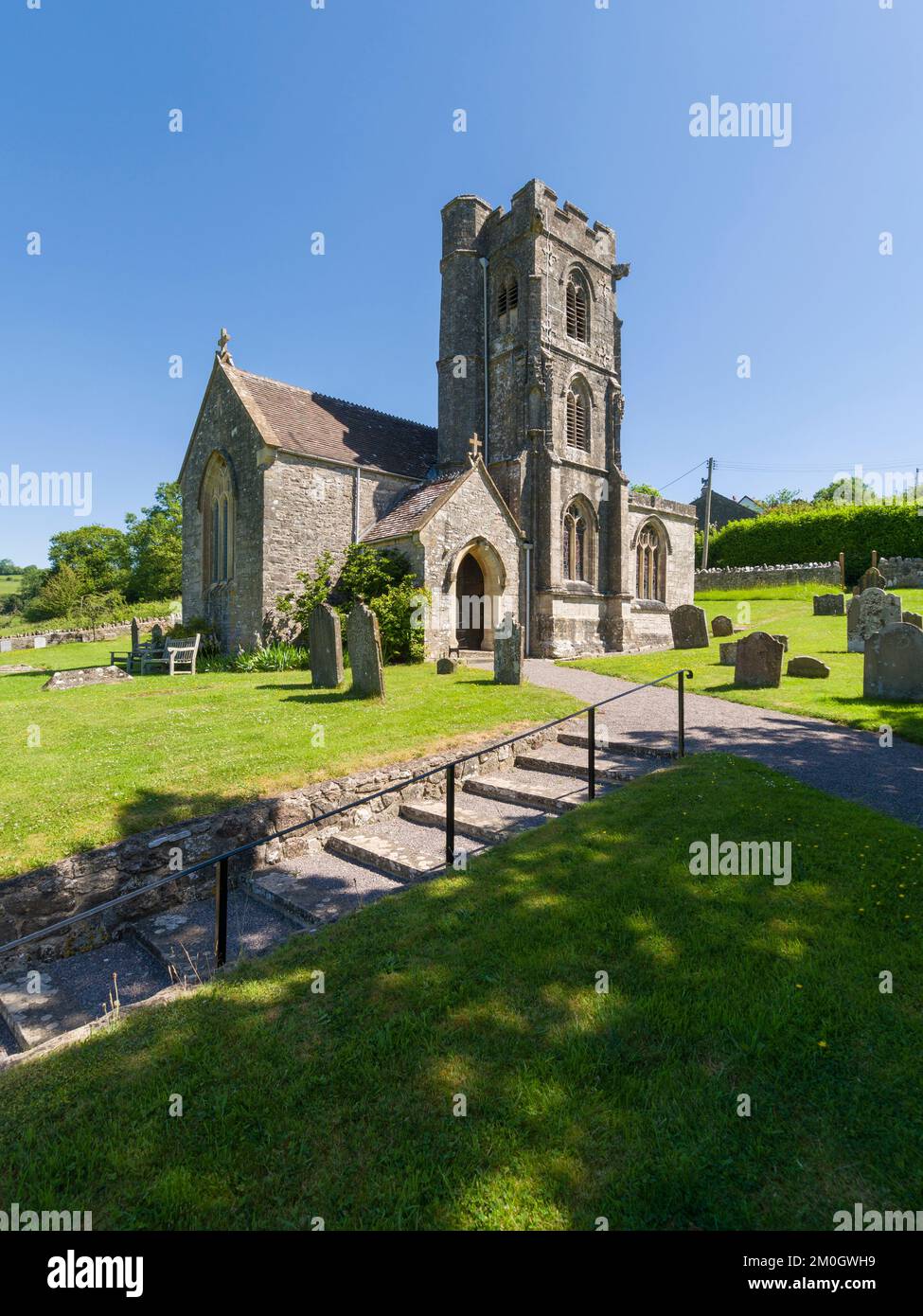 La Chiesa di San Michele e tutti gli Angeli nel villaggio di Butcombe, Somerset del Nord, Inghilterra. Foto Stock