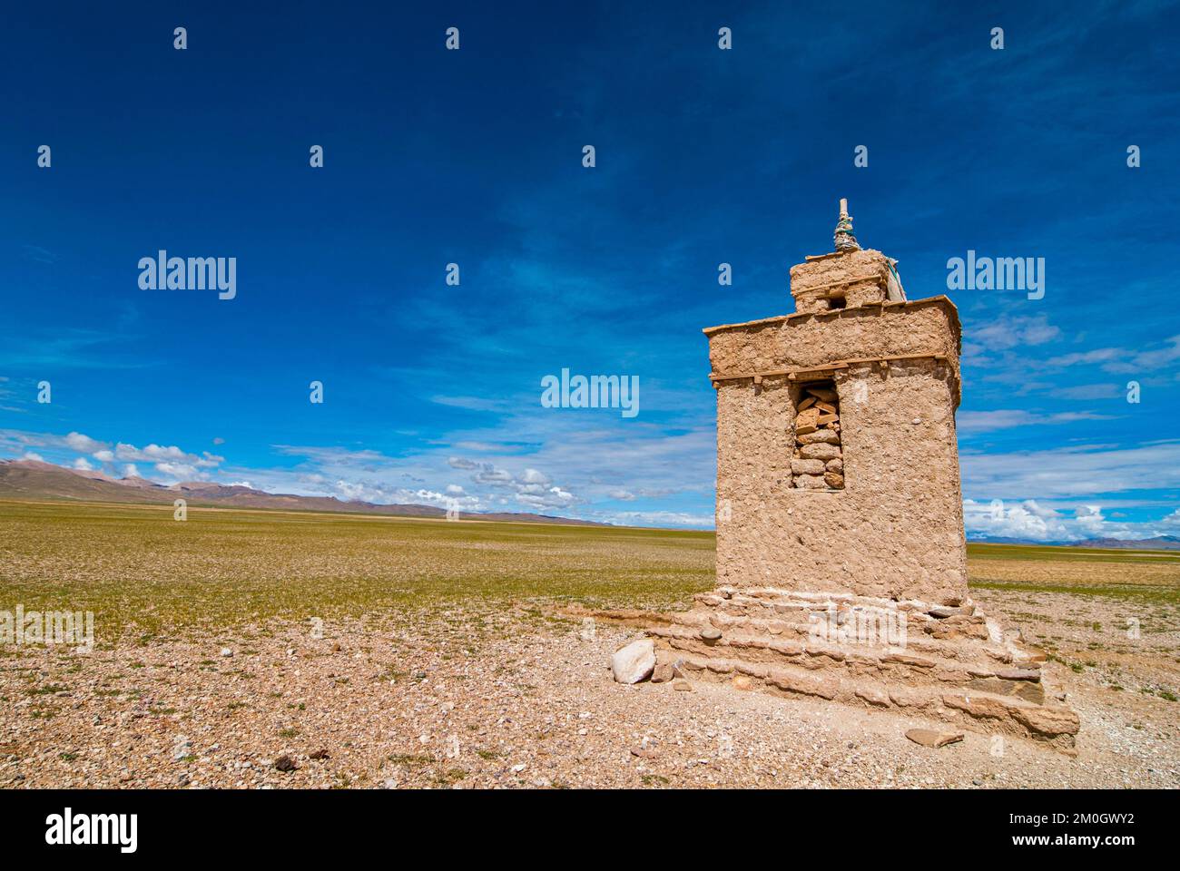 Chörten prima di un lago di alta montagna lungo la strada da Gerze a Tsochen, Tibet occidentale, Asia Foto Stock