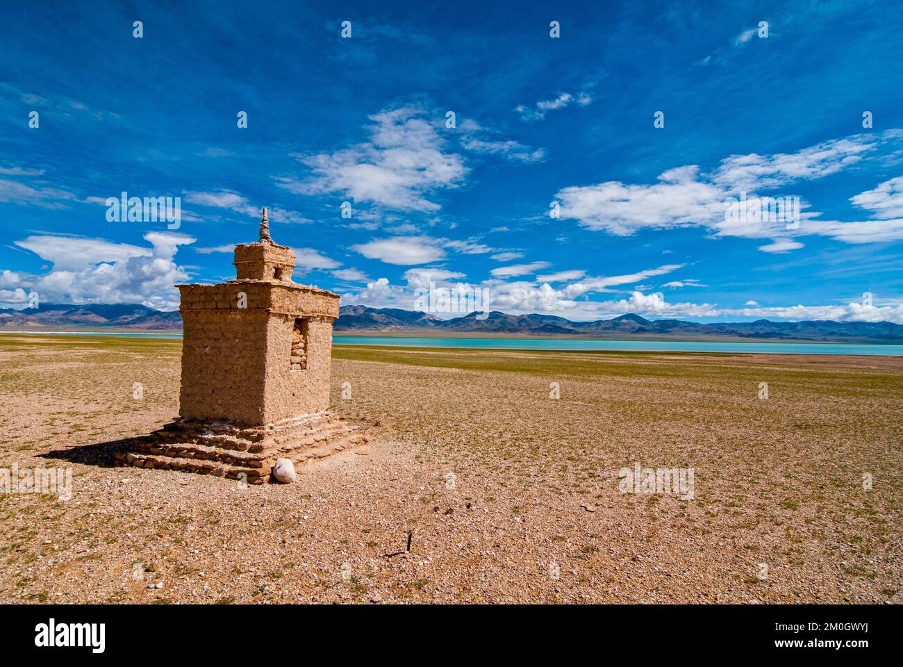 Chörten prima di un lago di alta montagna lungo la strada da Gerze a Tsochen, Tibet occidentale, Asia Foto Stock