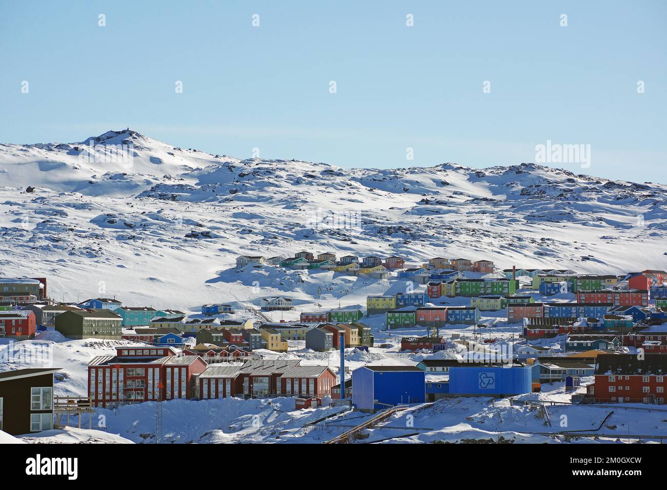 Vista di edifici pubblici e case in diversi colori, paesaggio viticolo, Baia di Disko, Ilulissat, Artico, Groenlandia, Danimarca, Nord America Foto Stock