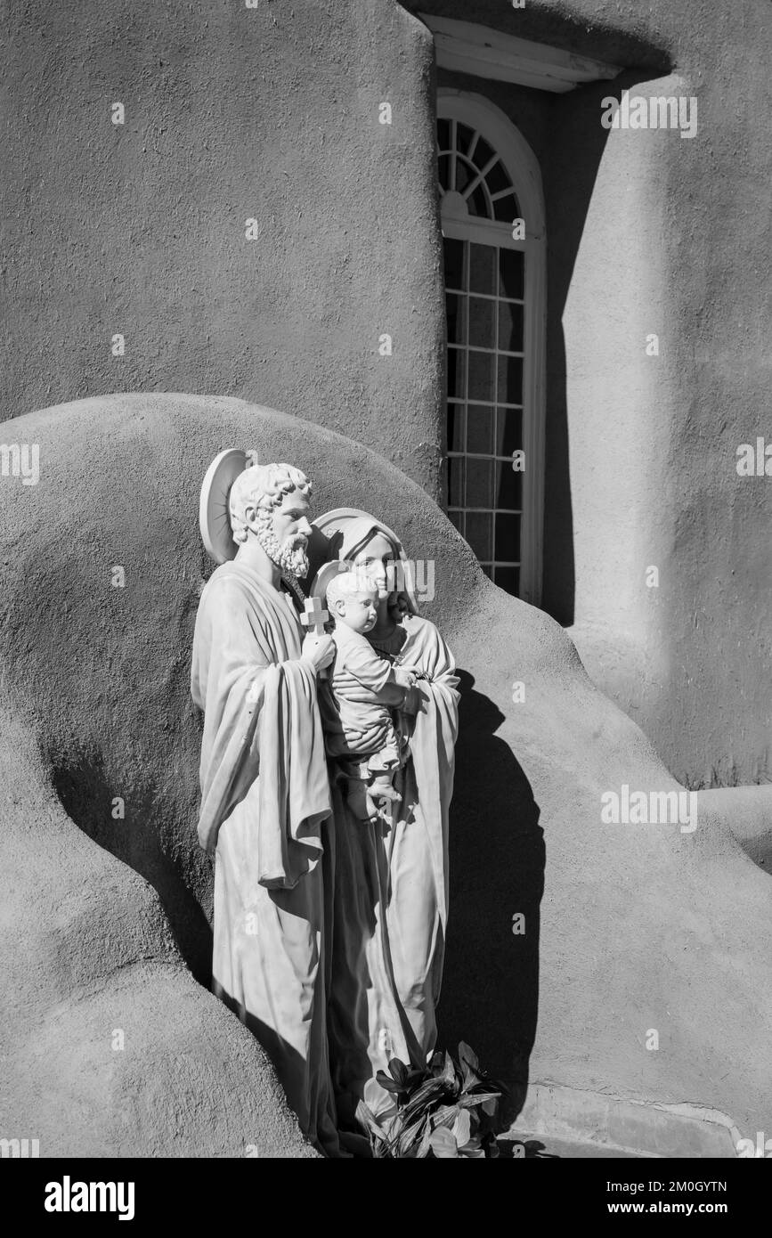 La chiesa di San Francisco de Asis a Ranchos de Taos, New Mexico, USA, resa famosa da Ansel Adams. Foto Stock
