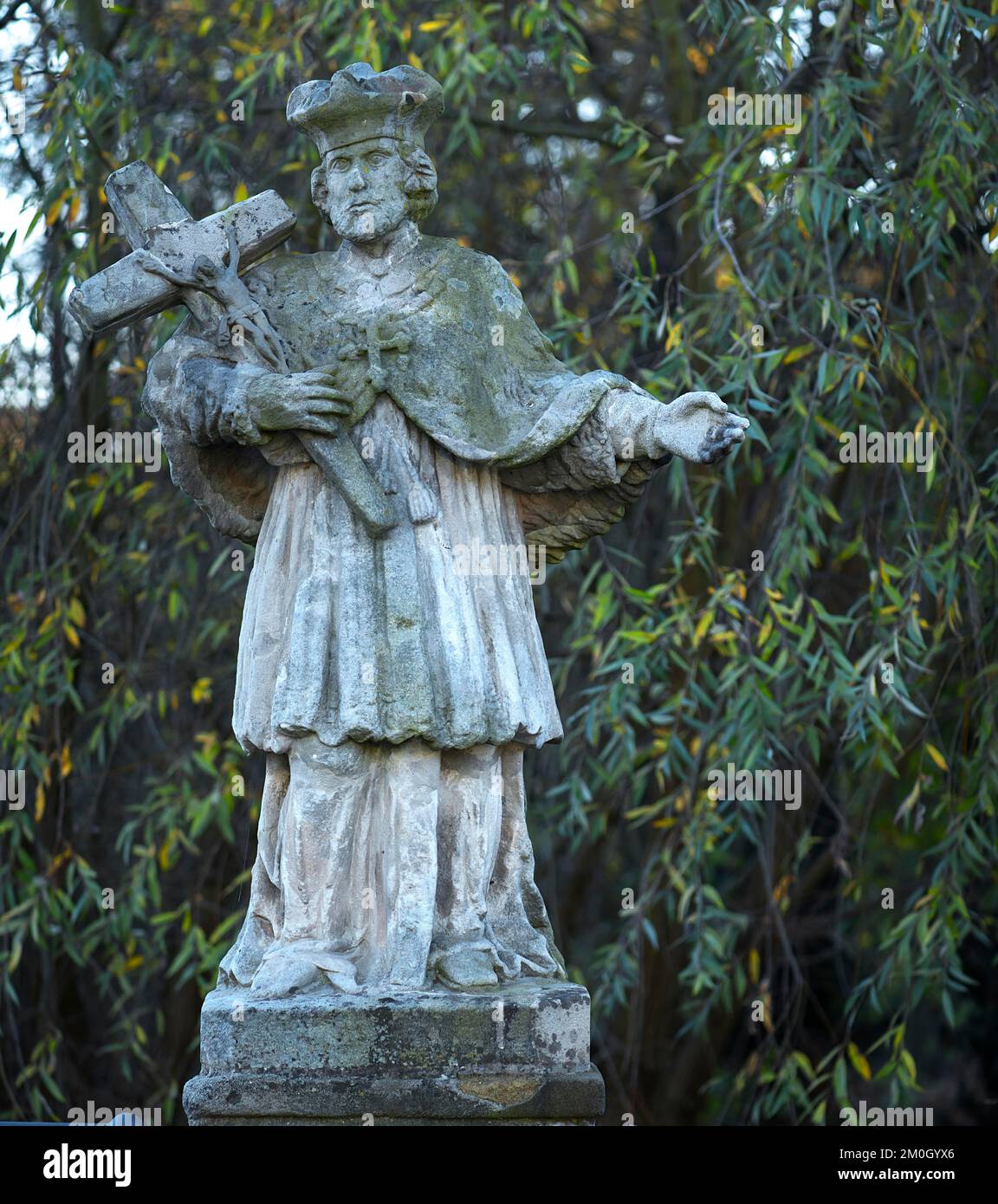 Scultura in pietra di San Nepomuk su un ponte, Dormitz, Franconia Centrale, Baviera, Germania, Europa Foto Stock