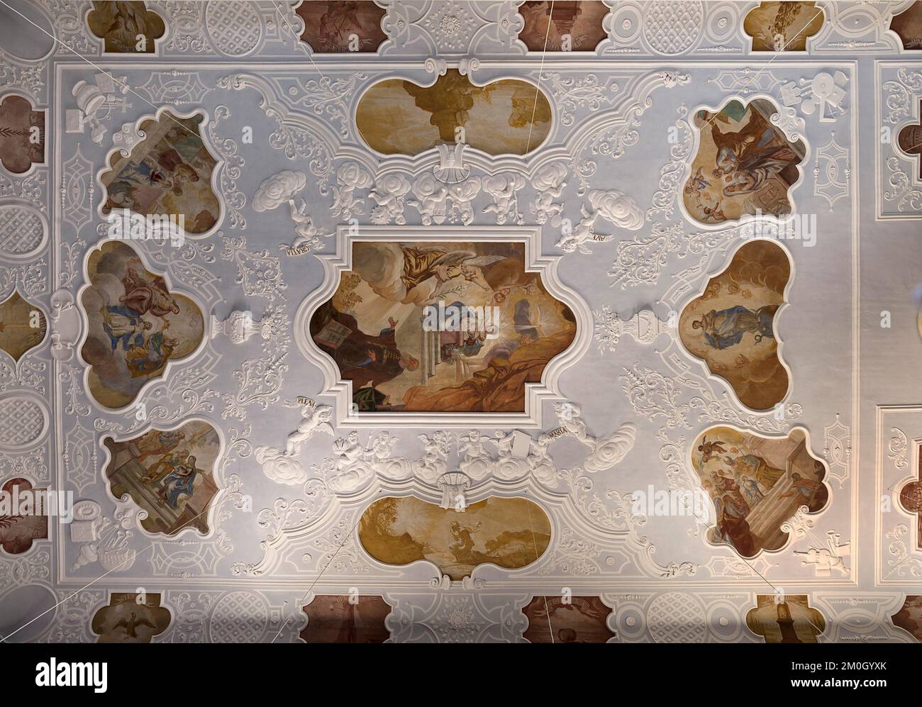 Soffitto in stucco con affreschi nella chiesa parrocchiale gotica Zu unserer lieben Frau, costruita intorno al 1400, barocquisita dal 1716, Dormitz, Franconia media, Foto Stock