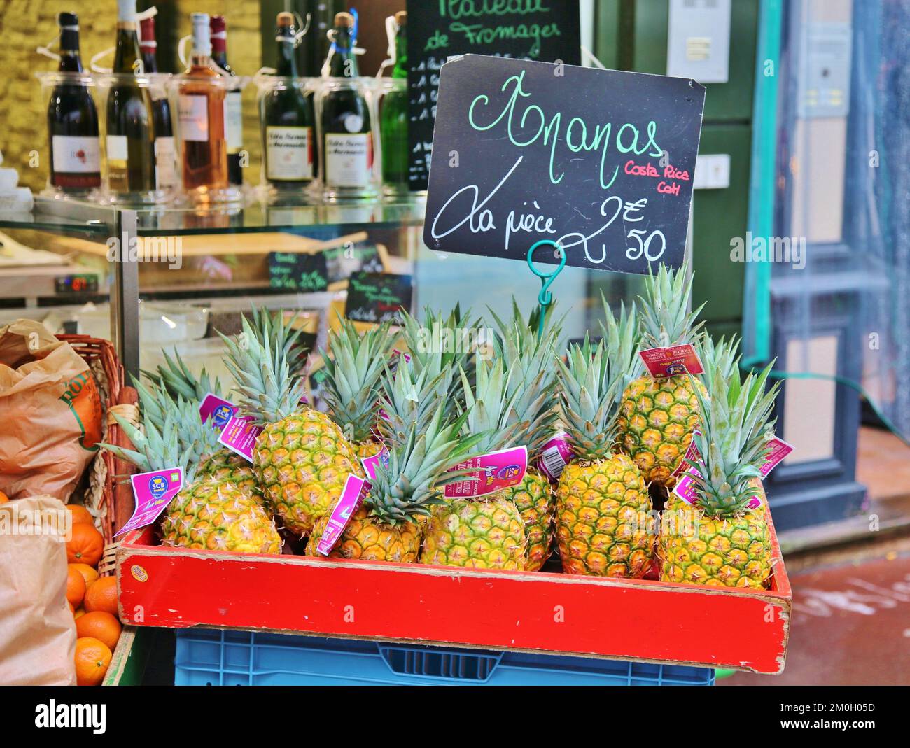 Ananas in vendita all'aperto in Normandia, Francia Foto Stock