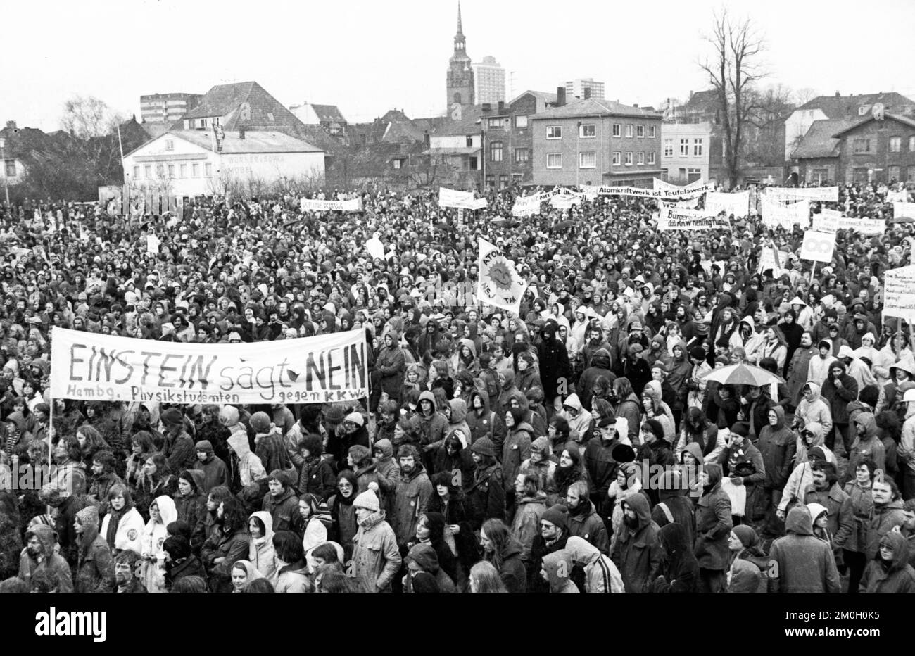 Più di 20, 000 oppositori dell'energia nucleare hanno dimostrato a Itzehoe contro una centrale nucleare a Brokdorf il 19.02.1977, Germania, Europa Foto Stock