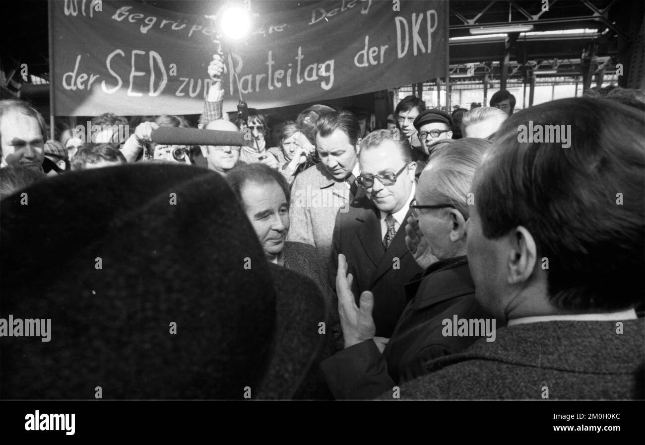 Il 18 marzo 1976 i funzionari della DKP hanno ricevuto una delegazione del Comitato centrale della SED sulla piattaforma della stazione ferroviaria centrale di Colonia Foto Stock