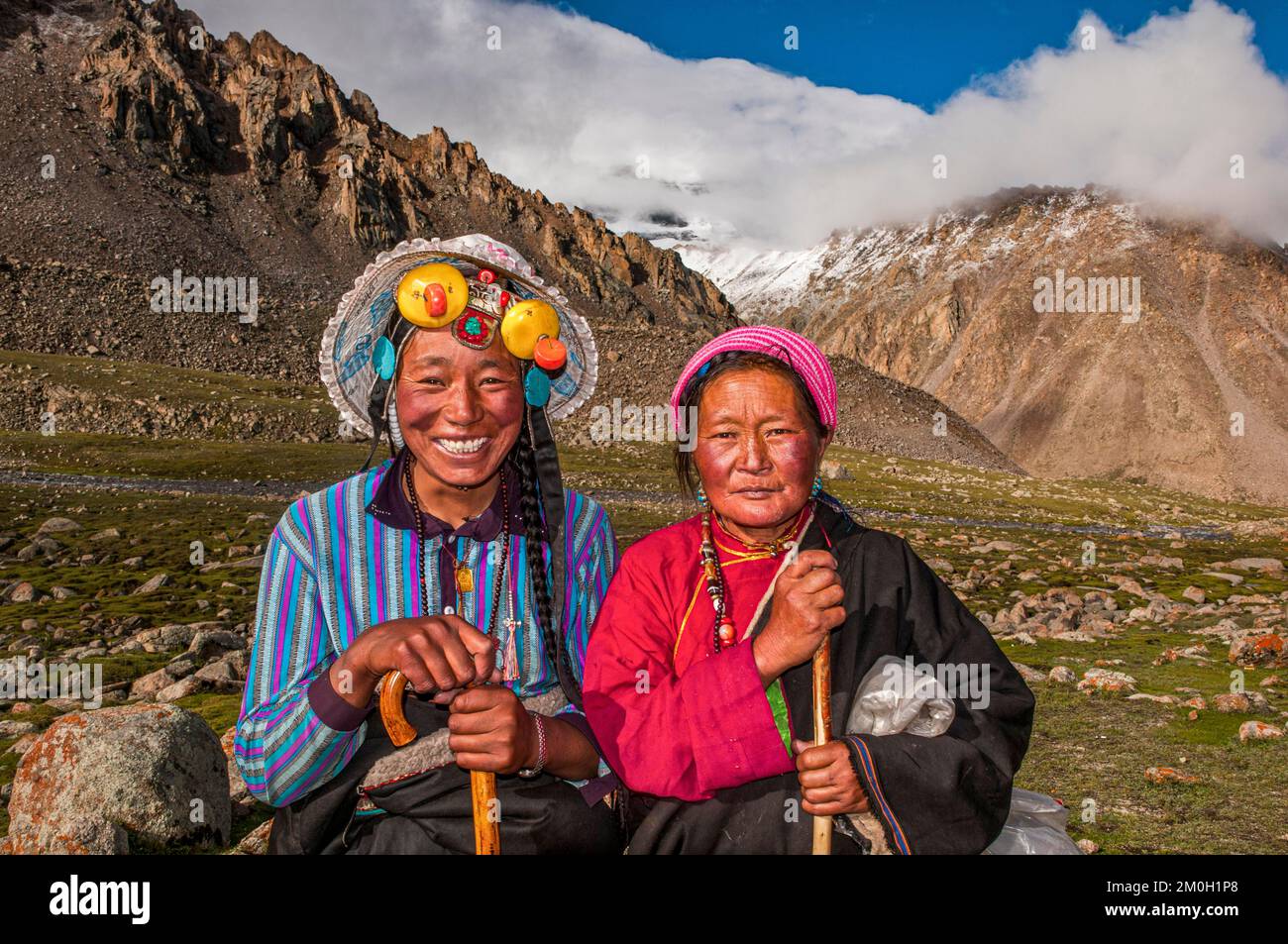 Pellegrino davanti al Monte Kailash, sulla Kailash Kora, Tibet occidentale, Asia Foto Stock