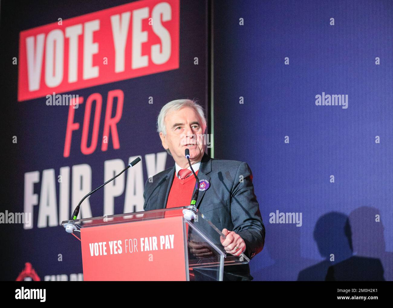 Londra, Regno Unito. 06th Dec, 2022. John McDonnell, deputato laburista e ex vice leader laburista, parla davanti ai vigili del fuoco riuniti nella Sala Metodista. Vigili del fuoco, personale di controllo e membri dell'Unione dei Vigili del fuoco (FBU) si incontrano per la prima volta nella Sala Metodista, dove parlano rappresentanti sindacali e parlamentari, per poi riunirsi a Westminster e fare pressione sui parlamentari oggi per segnare l'inizio di un voto per gli scioperi. I membri della FBU hanno rifiutato l'offerta salariale attuale e stanno votando su se scioperi Will Passi pure. Credit: Imageplotter/Alamy Live News Foto Stock