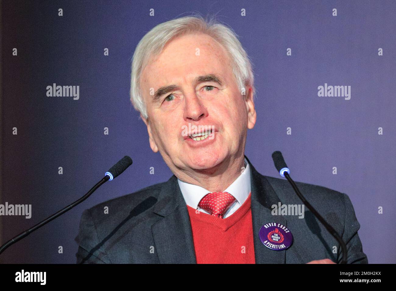 Londra, Regno Unito. 06th Dec, 2022. John McDonnell, deputato laburista e ex vice leader laburista, parla davanti ai vigili del fuoco riuniti nella Sala Metodista. Vigili del fuoco, personale di controllo e membri dell'Unione dei Vigili del fuoco (FBU) si incontrano per la prima volta nella Sala Metodista, dove parlano rappresentanti sindacali e parlamentari, per poi riunirsi a Westminster e fare pressione sui parlamentari oggi per segnare l'inizio di un voto per gli scioperi. I membri della FBU hanno rifiutato l'offerta salariale attuale e stanno votando su se scioperi Will Passi pure. Credit: Imageplotter/Alamy Live News Foto Stock
