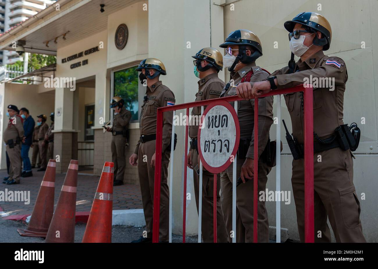 Gli ufficiali di polizia thailandesi sono in guardia mentre gli attivisti dell'Organizzazione studentesca dell'Università di Chiang mai chiedono al governo degli Stati Uniti di agire contro la pena di morte contro 7 studenti del Myanmar e altri attivisti politici, negli Stati Uniti Consolato Generale. I sette sono tutti studenti della Dagon University di Yangon e al di sotto dei 25 anni condannati da un tribunale militare per il loro presunto coinvolgimento in una sparatoria in aprile che ha ucciso un ex ufficiale militare.se effettuata, Si tratta di oltre 130 persone messe nel braccio della morte da quando l'esercito ha preso il potere in un colpo di stato lo scorso anno, secondo le Nazioni Unite A. Foto Stock