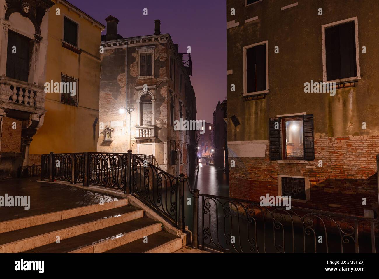 Tipico canale veneziano con ponte di notte, Venezia, Italia Foto Stock