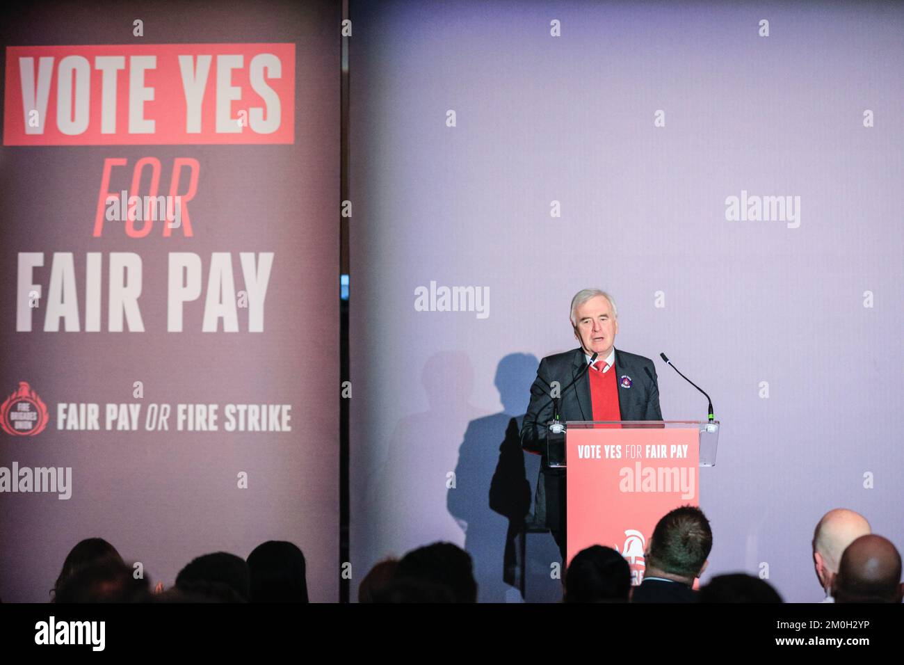 Londra, Regno Unito. 06th Dec, 2022. John McDonnell, deputato laburista e ex vice leader laburista, parla davanti ai vigili del fuoco riuniti nella Sala Metodista. Vigili del fuoco, personale di controllo e membri dell'Unione dei Vigili del fuoco (FBU) si incontrano per la prima volta nella Sala Metodista, dove parlano rappresentanti sindacali e parlamentari, per poi riunirsi a Westminster e fare pressione sui parlamentari oggi per segnare l'inizio di un voto per gli scioperi. I membri della FBU hanno rifiutato l'offerta salariale attuale e stanno votando su se scioperi Will Passi pure. Credit: Imageplotter/Alamy Live News Foto Stock