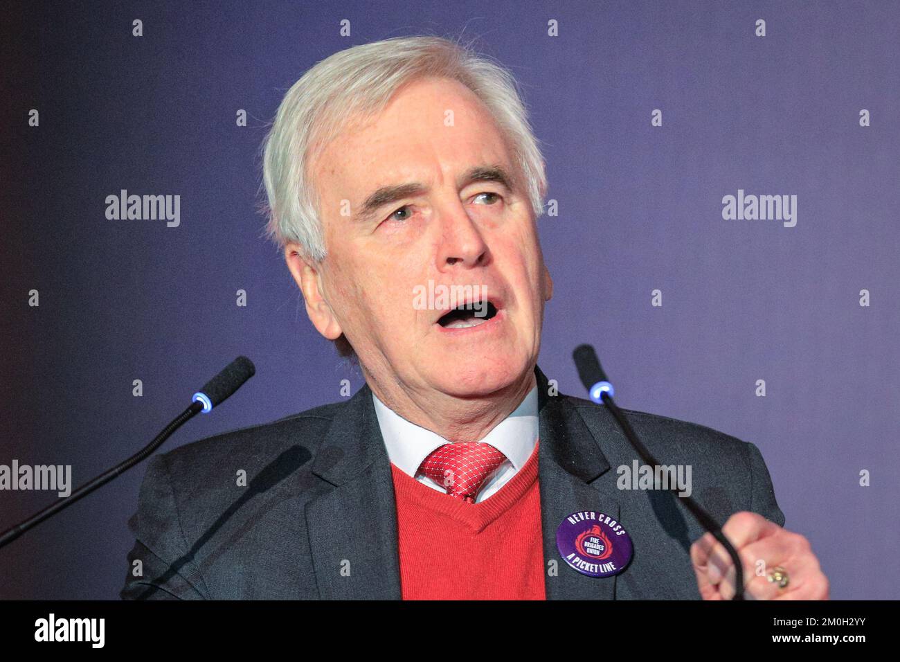 Londra, Regno Unito. 06th Dec, 2022. John McDonnell, deputato laburista e ex vice leader laburista, parla davanti ai vigili del fuoco riuniti nella Sala Metodista. Vigili del fuoco, personale di controllo e membri dell'Unione dei Vigili del fuoco (FBU) si incontrano per la prima volta nella Sala Metodista, dove parlano rappresentanti sindacali e parlamentari, per poi riunirsi a Westminster e fare pressione sui parlamentari oggi per segnare l'inizio di un voto per gli scioperi. I membri della FBU hanno rifiutato l'offerta salariale attuale e stanno votando su se scioperi Will Passi pure. Credit: Imageplotter/Alamy Live News Foto Stock