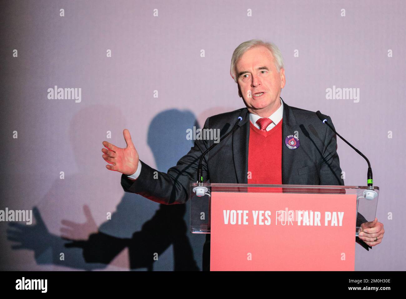 Londra, Regno Unito. 06th Dec, 2022. John McDonnell, deputato laburista e ex vice leader laburista, parla davanti ai vigili del fuoco riuniti nella Sala Metodista. Vigili del fuoco, personale di controllo e membri dell'Unione dei Vigili del fuoco (FBU) si incontrano per la prima volta nella Sala Metodista, dove parlano rappresentanti sindacali e parlamentari, per poi riunirsi a Westminster e fare pressione sui parlamentari oggi per segnare l'inizio di un voto per gli scioperi. I membri della FBU hanno rifiutato l'offerta salariale attuale e stanno votando su se scioperi Will Passi pure. Credit: Imageplotter/Alamy Live News Foto Stock