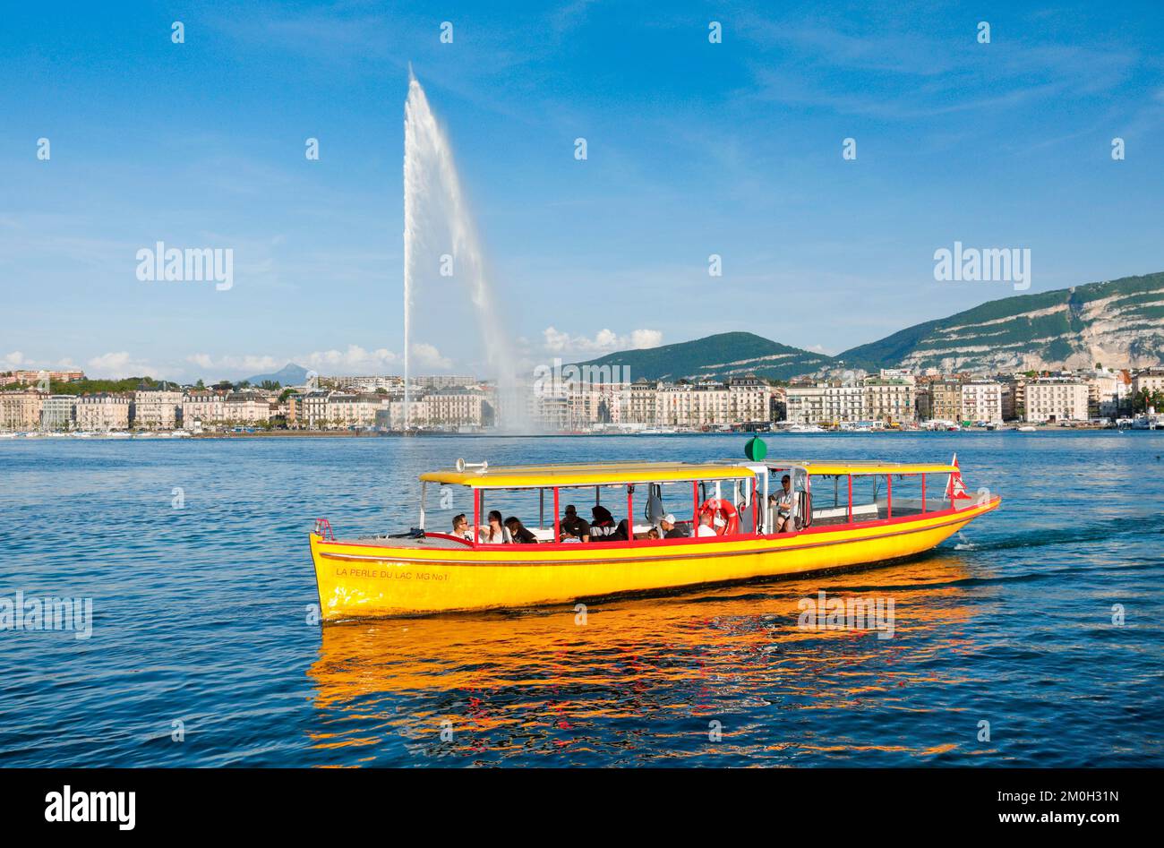 Il Jet d'eau, e le Mouettes genevoises in sole e cielo blu, punto di riferimento nel bacino del porto di Ginevra, Cantone di Ginevra, Svizzera, Europa Foto Stock