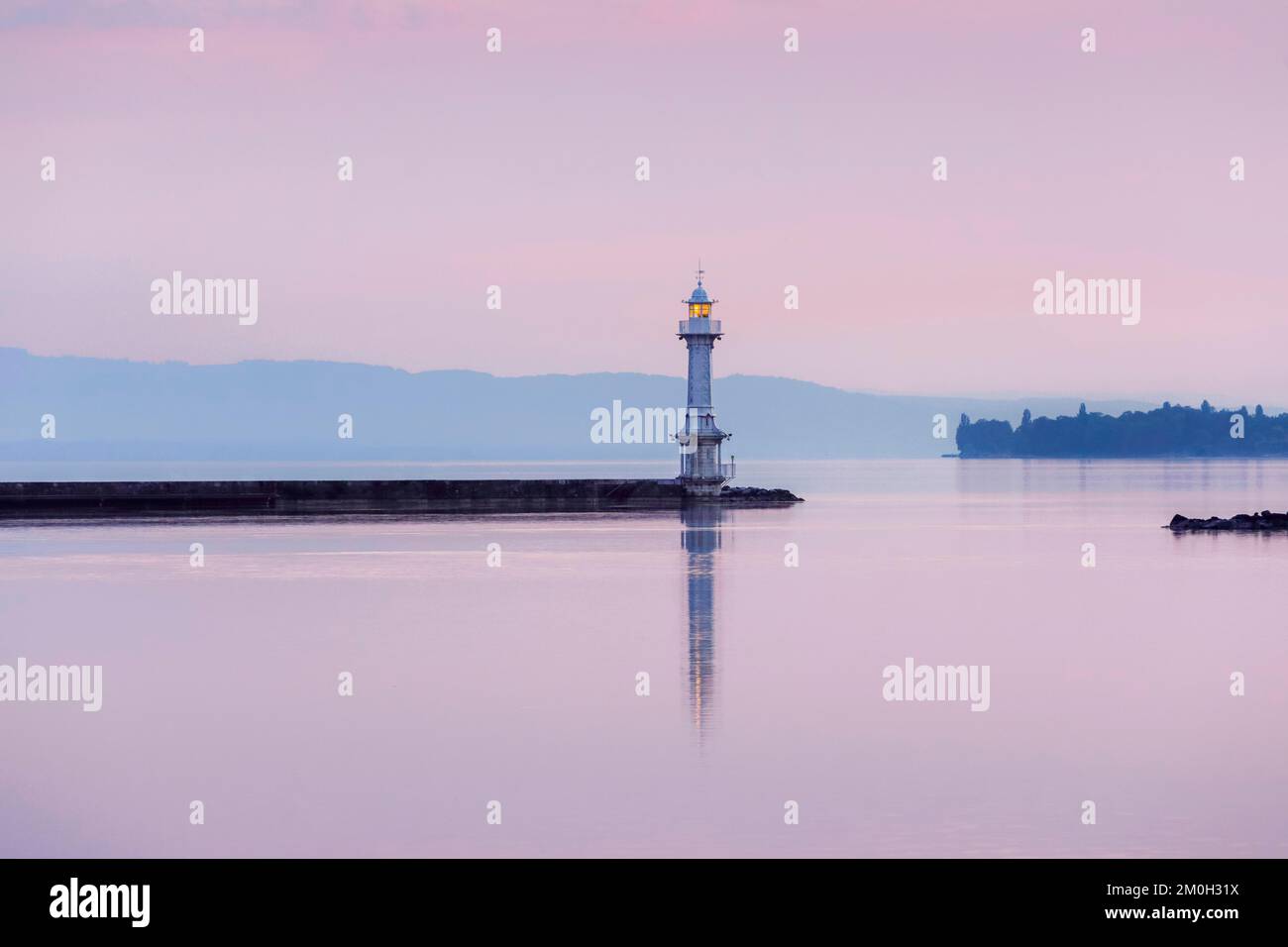 Faro vicino alla parete del porto nel bacino del Lago di Ginevra all'alba rosa, Canton Ginevra, Svizzera, Europa Foto Stock