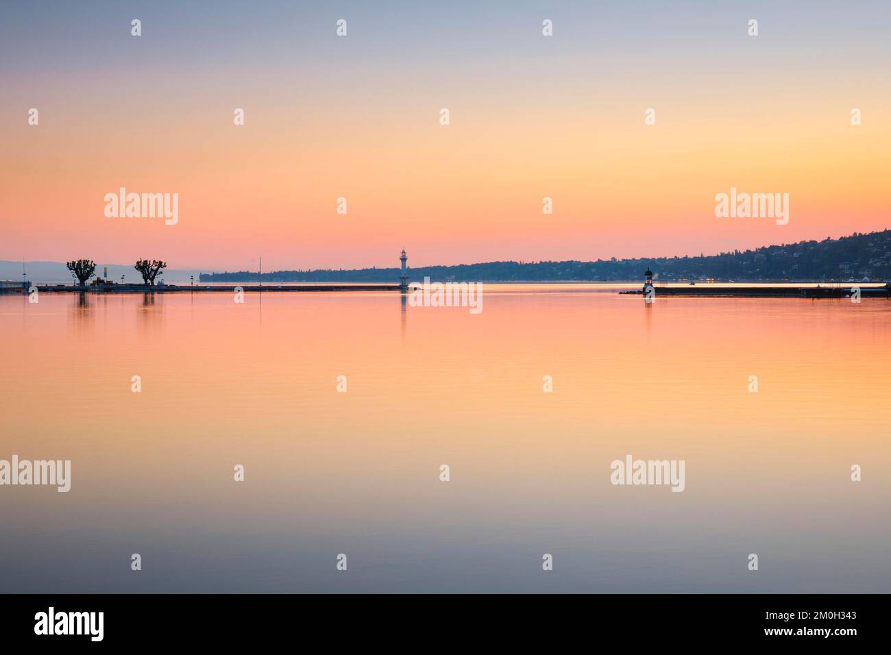 Il bacino portuale di Ginevra nell'alba ornata, Canton Ginevra, Svizzera, Europa Foto Stock