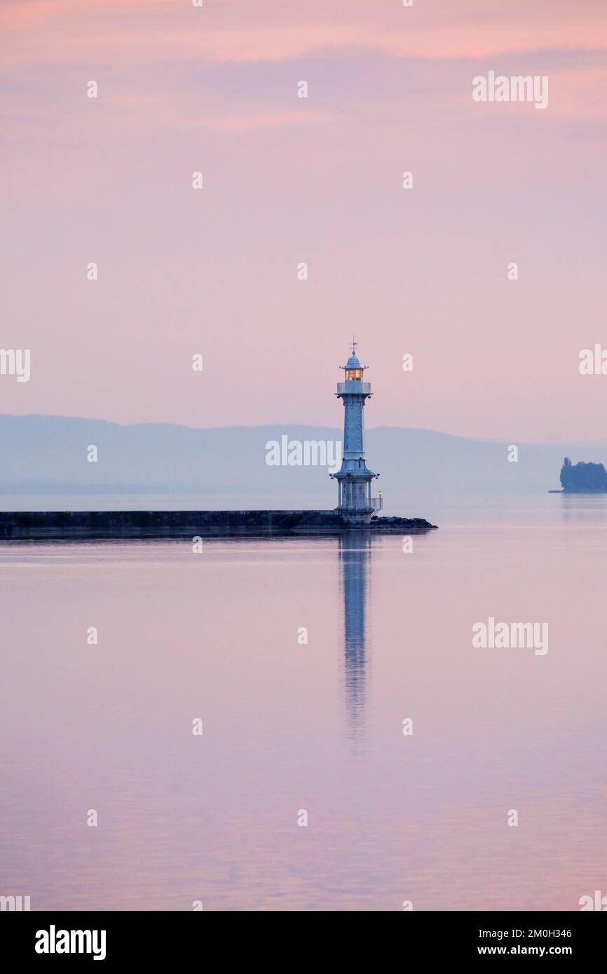 Faro vicino alla parete del porto nel bacino del Lago di Ginevra all'alba rosa, Canton Ginevra, Svizzera, Europa Foto Stock