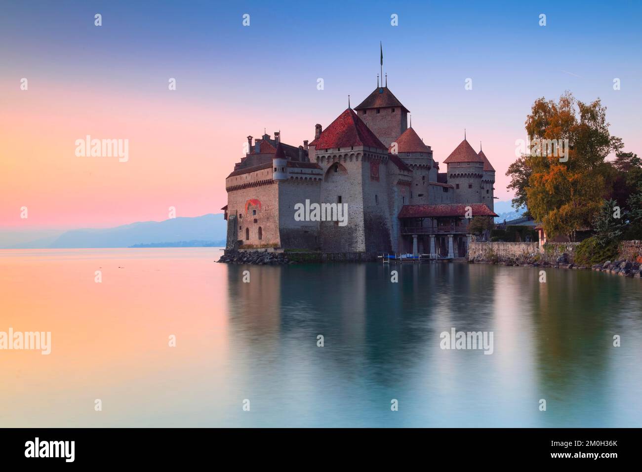 Castello di Chillon al crepuscolo sul Lago di Ginevra nel cantone di Vaud, Svizzera, Europa Foto Stock
