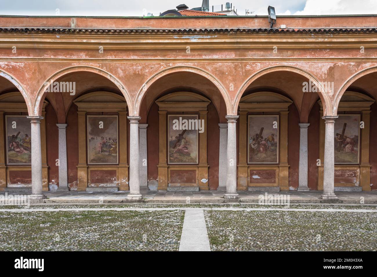 Porticato rinascimentale, vista di una sezione del chiostro rinascimentale della Chiesa del SS Gervasio e Protasio a Baveno, Piedmonte, Italia, Foto Stock