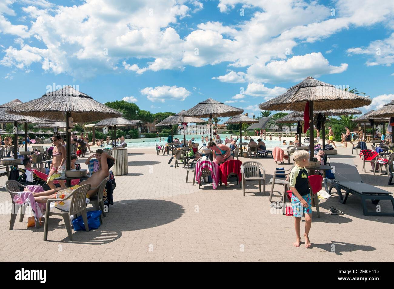 Acquavillage, Cecina Livorno, Italia, scivoli d'acqua e piscina in un parco divertimenti durante la stagione estiva. Foto Stock