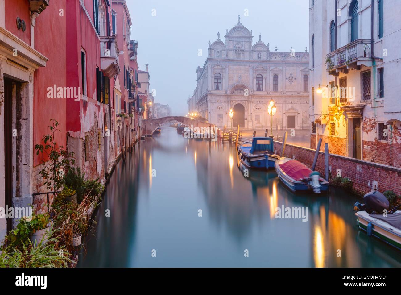 Tipico canale veneziano in piazza San Giovanni e Paolo, Venezia, Italia Foto Stock