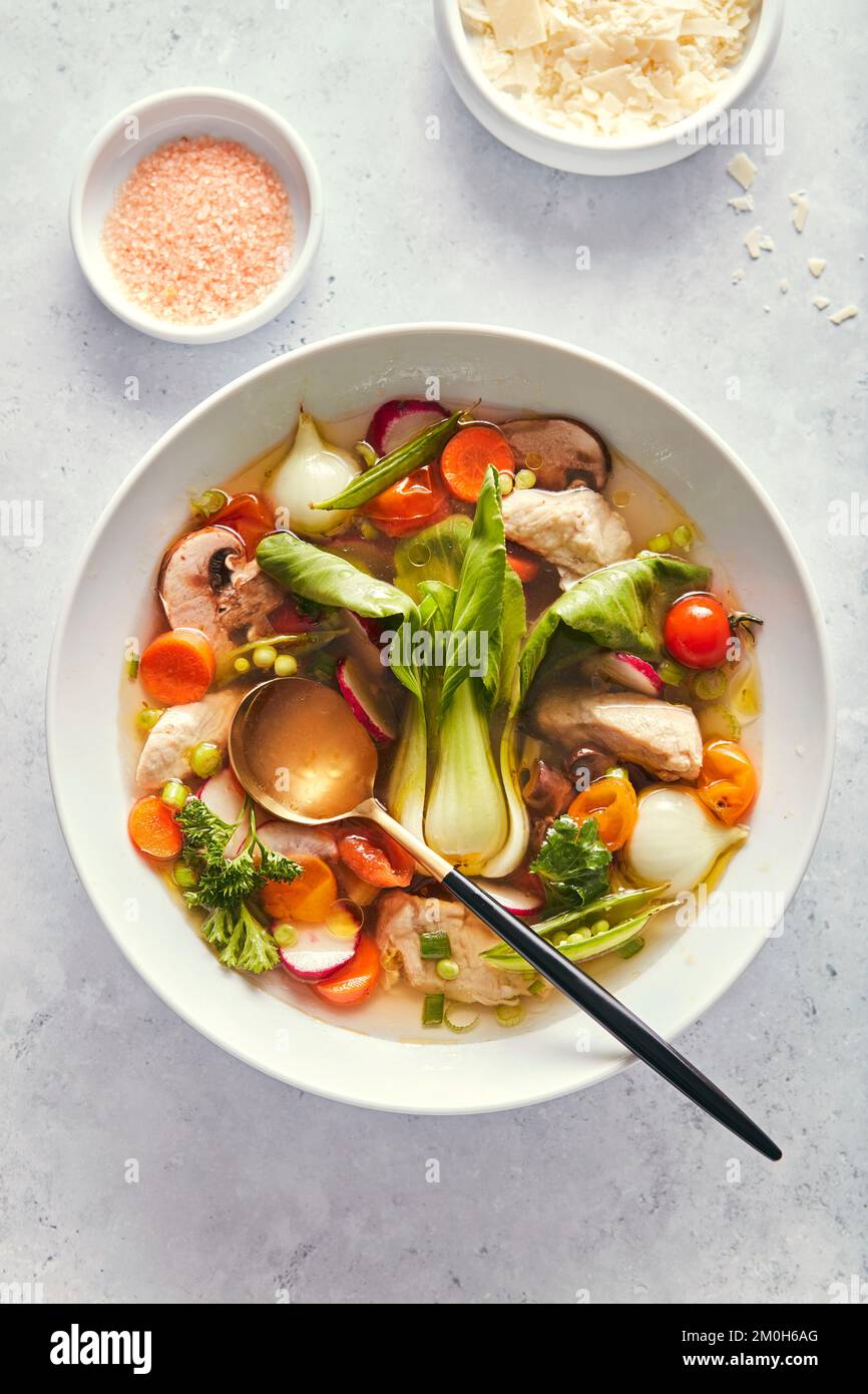 Una ciotola di cibo di comfort di zuppa di pollo di verdure Foto Stock