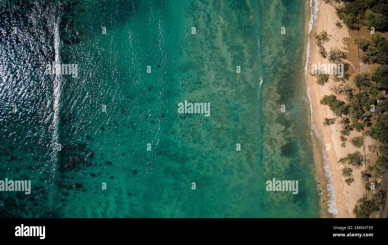 Riprese aeree del drone della gemma nascosta di Maui: Whale Lookout Beach Foto Stock