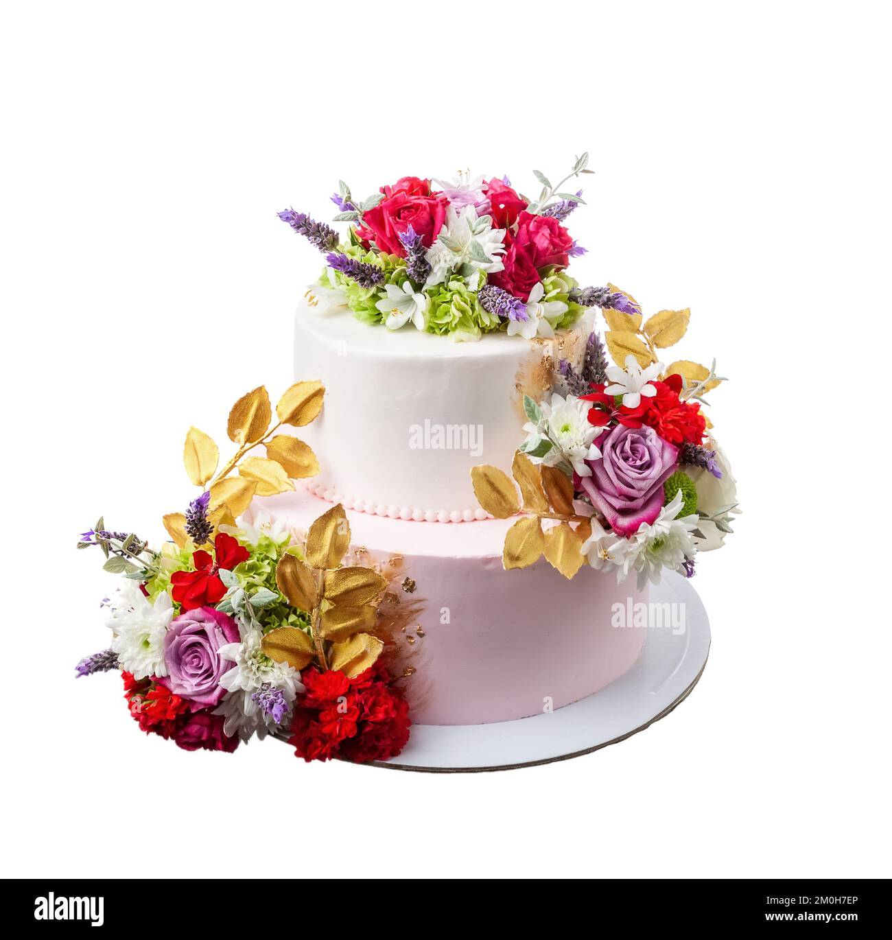 Torta nuziale a due livelli su sfondo bianco. Decorato con fiori, rose, assaggiatori. Foto Stock