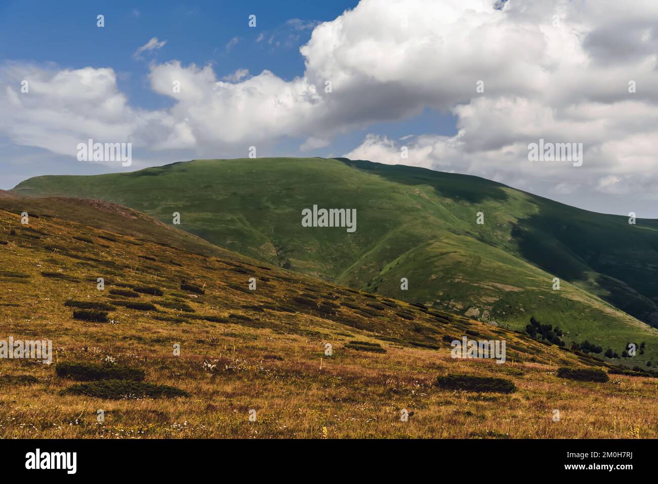 Paesaggio montano estivo con nuvole drammatiche Foto Stock