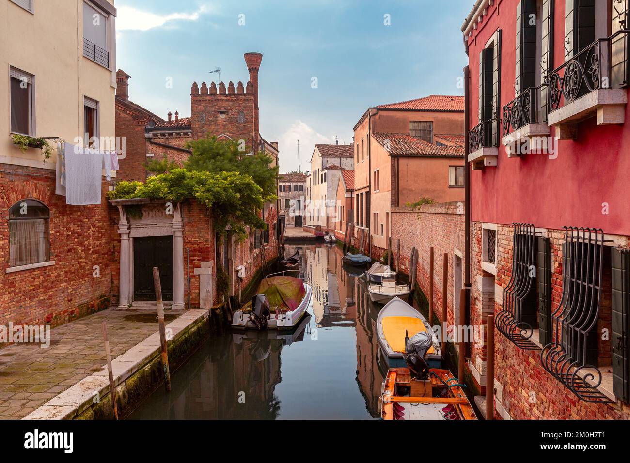 Tipico canale veneziano con ponte al mattino presto, San Barnaba, Venezia, Italia Foto Stock